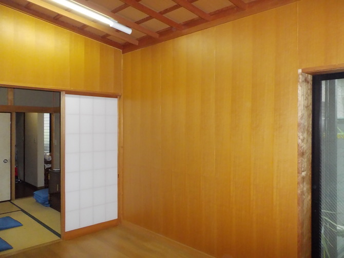 おけいこ場の壁はクロスに変更ご希望。 おけいこ場の壁はクロスに変更ご希望。