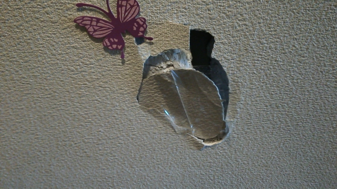 壁に大きな穴が開いていました。