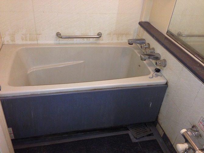 温泉付きのマンションで、２４時間黒いお湯がマンションのボイラーから給湯されます。