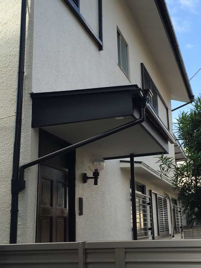 施工後:玄関上屋根 勾配つけて板金巻き加工 施工後:玄関上屋根 勾配つけて板金巻き加工