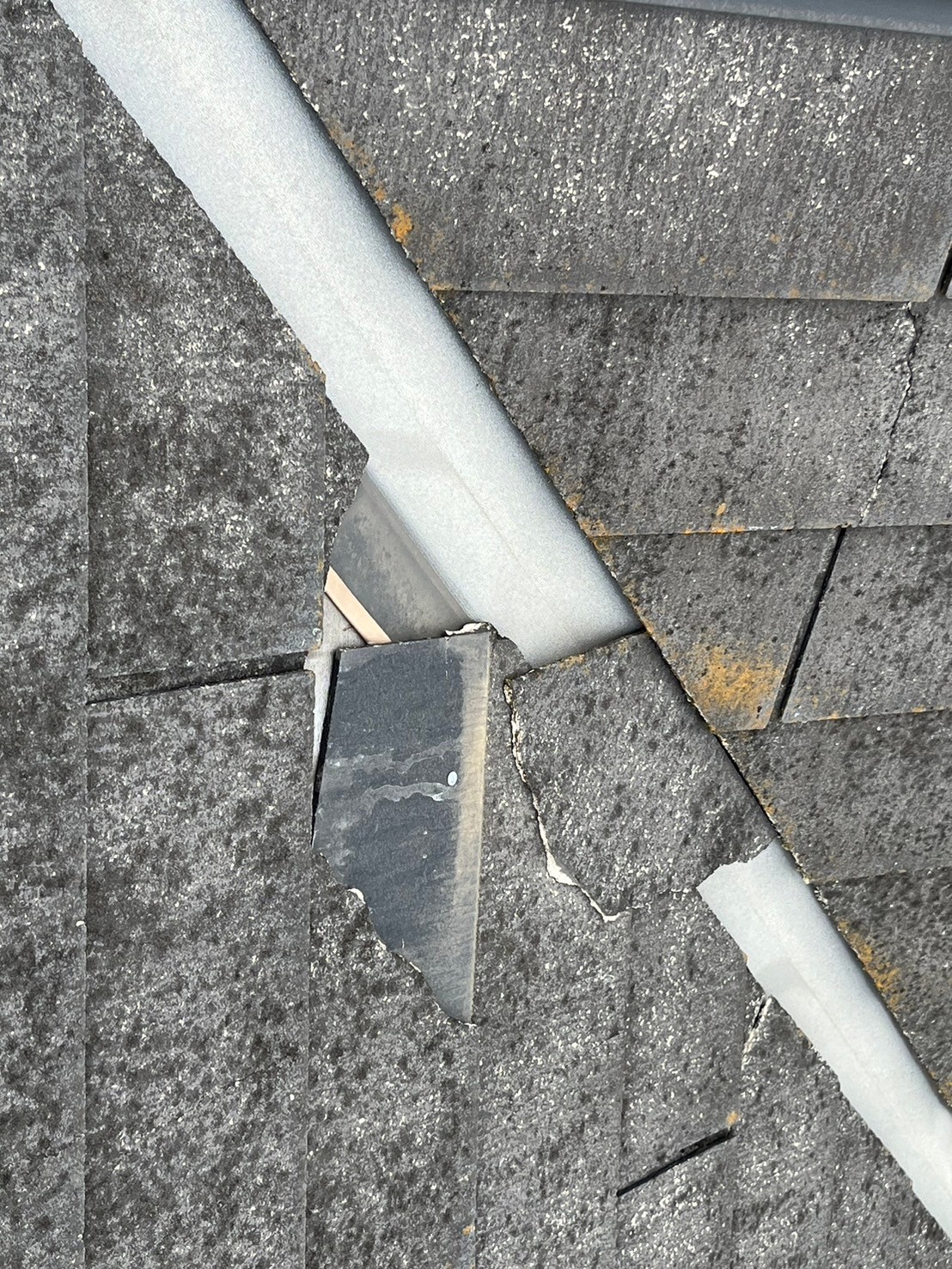 施工前 脱落した屋根材が、谷部にはまっている状況 施工前 脱落した屋根材が、谷部にはまっている状況