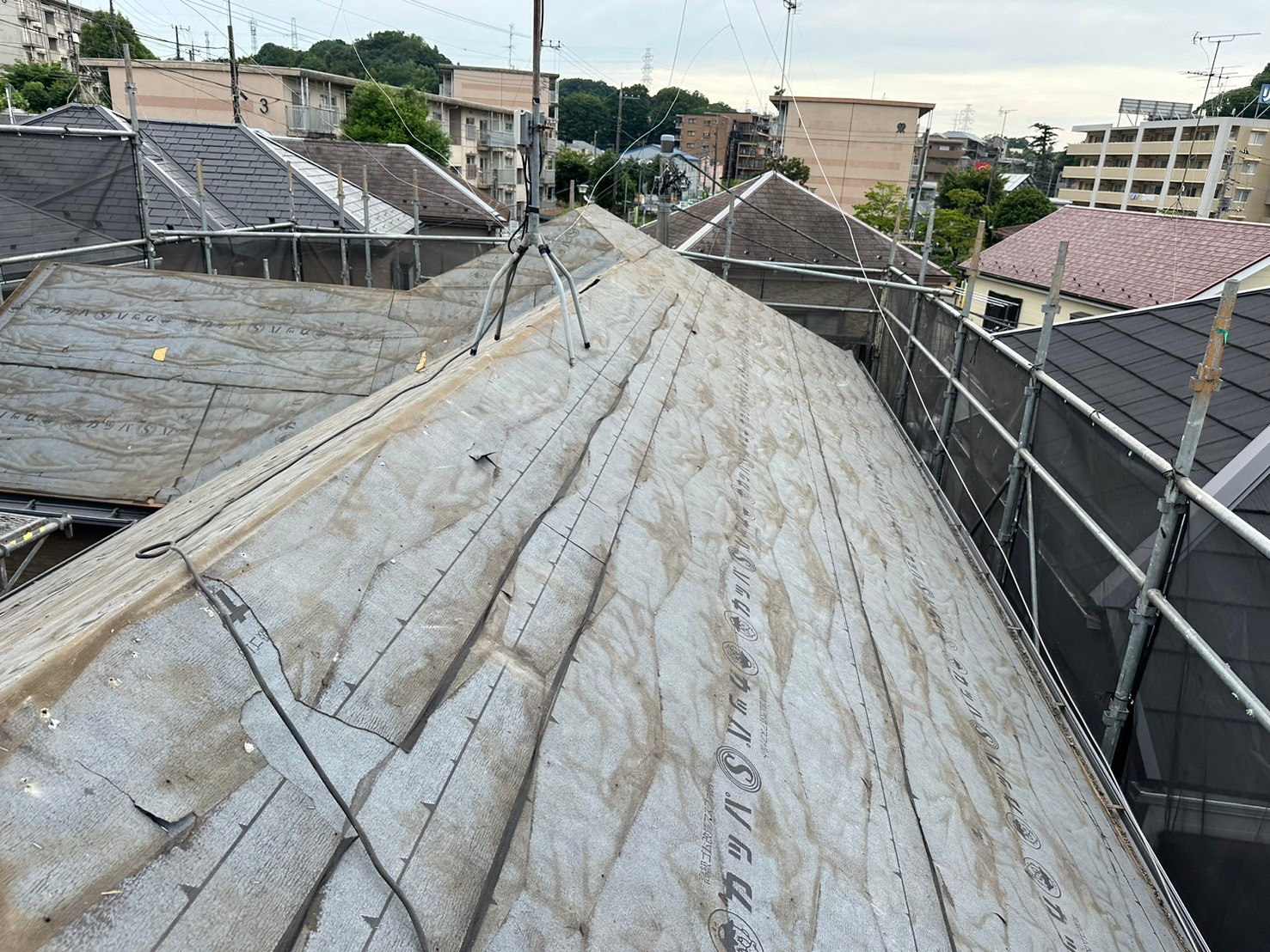 屋根材徹去後の下葺材ゴムアスルーフィングの状況 屋根材徹去後の下葺材ゴムアスルーフィングの状況
